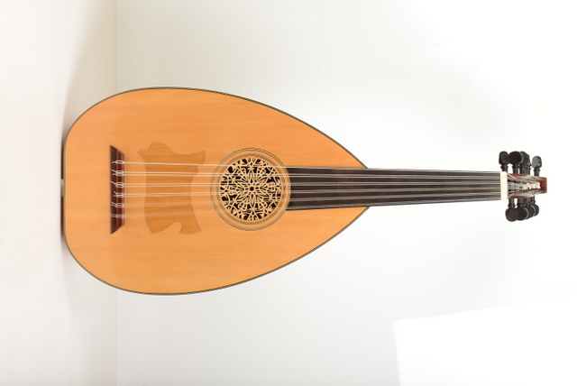 Table en épicea, ouverture ronde avec rosace, touche en ébène